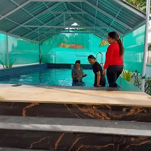 Gasthof Johnson's With Pool & Ecohouseboat Near Town